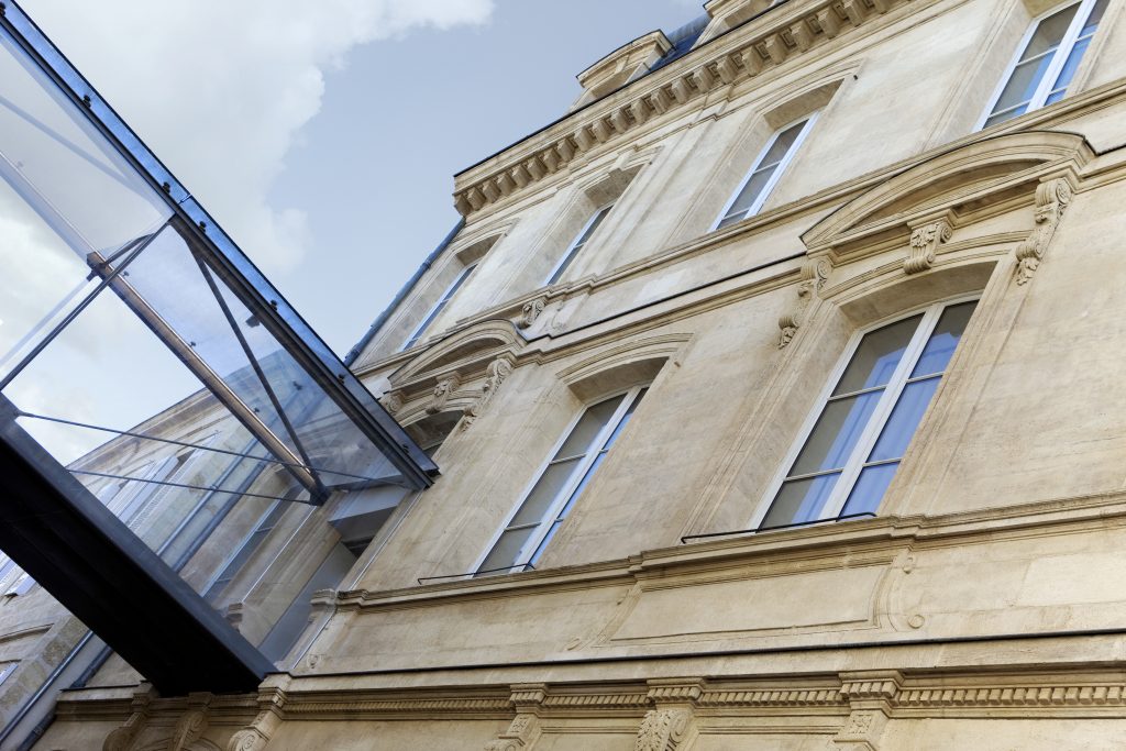 Architectural contrasts in the city